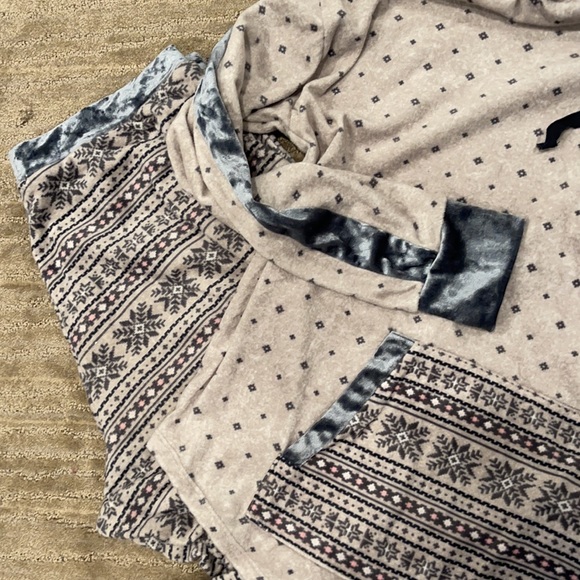 Simply Vera Pajama Set - Picture 2 of 3